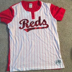 VS pink Cincinnati reds button tee